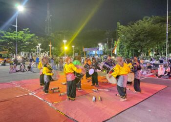 Acara puncak sebuah penampilan Hoyak Tambua oleh mahasiswa jurusan Sastra Minangkabau, FIB, UNAND di Gedung Bagindo Aziz Chan Youth Center pada Sabtu (8/6/2024).
Foto: Zulkifli Ramadhani