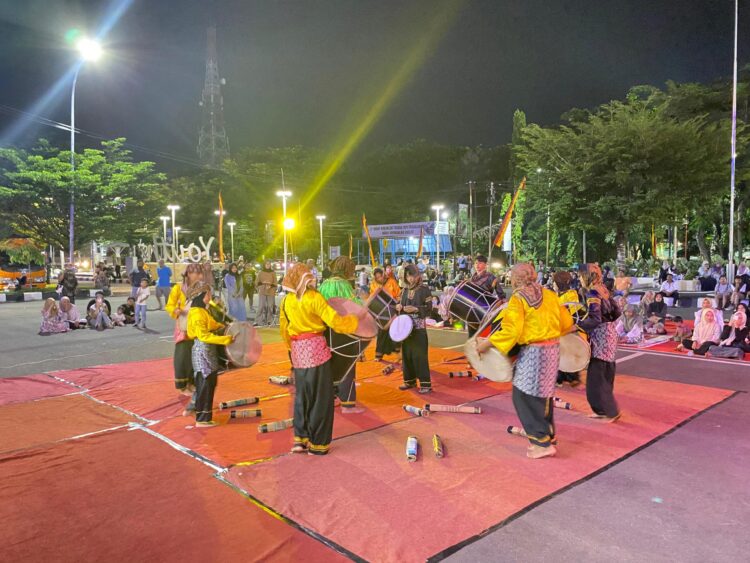 Acara puncak sebuah penampilan Hoyak Tambua oleh mahasiswa jurusan Sastra Minangkabau, FIB, UNAND di Gedung Bagindo Aziz Chan Youth Center pada Sabtu (8/6/2024).
Foto: Zulkifli Ramadhani