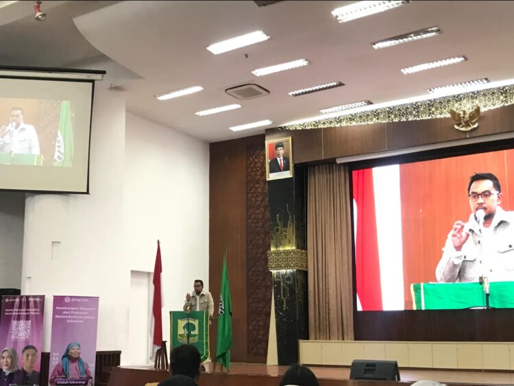 Founder dan Ceo PT Amartha sedang memaparkan materi di hadapan calon wisudawan III di Convention Hall pada Rabu (12/06/2024) (Genta Andalas/Nabila Annisa)