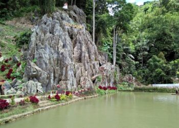Keindahan Dinding Cadas Bukit Baka dan kolam Luak Gadang yang mempesona
