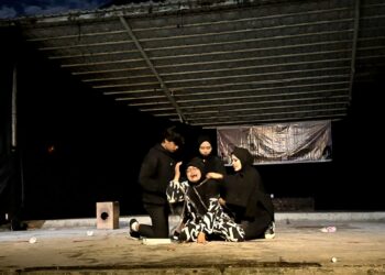 Penampilan panggung puisi dengan judul "Lampu", oleh kelompok 2.  Berhasil membuat penonton takjub dengan penampilan yang sangat ekspresif. Di medan nan balinduang FIB UNAND (22/06/2024)