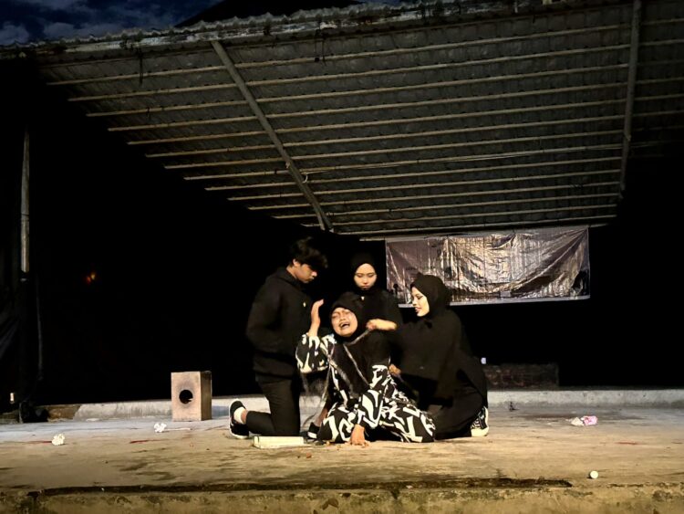 Penampilan panggung puisi dengan judul "Lampu", oleh kelompok 2.  Berhasil membuat penonton takjub dengan penampilan yang sangat ekspresif. Di medan nan balinduang FIB UNAND (22/06/2024)