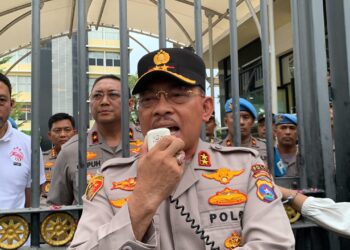 Kepala Kepolisian Daerah (Polda) Sumbar Suharyono saat memberikan keterangan pada aksi Serbu Polda Sumbar terkait kasus kematian Afif Maulana pada Rabu (26/6/2024).
(Genta Andalas/ Vika Yuliandari).