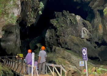 Dua orang pengunjung saat memasuki lokasi wisata Goa Kelelawar Padayo, yang berlokasi di Indarung,  Kota Padang. (Genta Andalas/ Latifah Maratus)