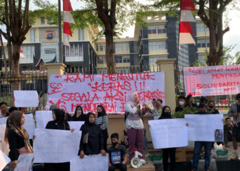 Seruan aksi tuntunan keadilan atas kasus Afif Maulana di depan kantor Polda Sumbar pada Rabu (26/6/2024) (Genta Andalas/Vika Yuliandari)