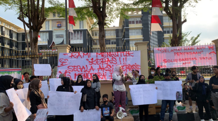Seruan aksi tuntunan keadilan atas kasus Afif Maulana di depan kantor Polda Sumbar pada Rabu (26/6/2024) (Genta Andalas/Vika Yuliandari)
