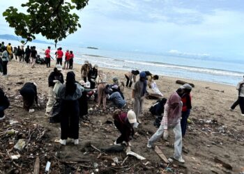 Aksi bersih pantai Kejar Mimpi diikuti oleh beberapa komunitas dan Volunteer di Pantai Pasir Jambak pada Sabtu (1/06/2024) (Junivermana Yoga)