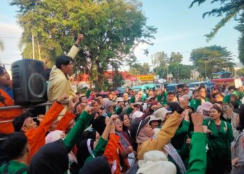 Aksi unjuk rasa mahasiswa aliansi BEM SB di depan Kantor Kepolisian Daerah Sumatera Barat yang menuntut evaluasi kinerja kepolisian polda sumbar dalam momen Hari Bhayangkara, pada Kamis (7/4/2024). (Genta Andalas/ Zulkifli Ramadhani)