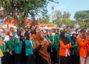 Penyampaian orasi oleh koordinator Forum Perempuan BEM SB dengan berbagai bentuk kritik dan sindiran kepada Polda Sumbar, pada kamis (7/4/2024). Foto: Lara Elisa Putri