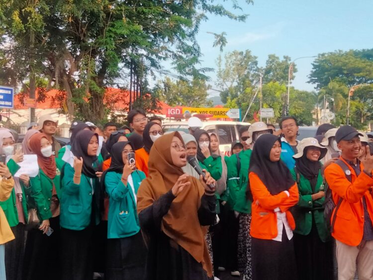 Penyampaian orasi oleh koordinator Forum Perempuan BEM SB dengan berbagai bentuk kritik dan sindiran kepada Polda Sumbar, pada kamis (7/4/2024). Foto: Lara Elisa Putri