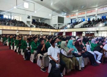 Suasana pelepasan mahasiswa KKN 2024 di Auditorium UNAD pada Jumat (5/7/2024). (Genta Andalas/Zulkifli Ramadhani)