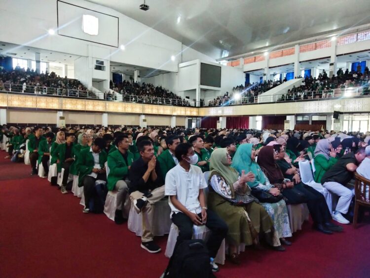 Suasana pelepasan mahasiswa KKN 2024 di Auditorium UNAD pada Jumat (5/7/2024). (Genta Andalas/Zulkifli Ramadhani)