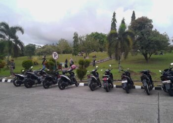 Deretan motor terparkir di area terlarang di sekitar Bundaran Universitas Andalas, meskipun sudah ada tanda larangan parkir yang jelas.