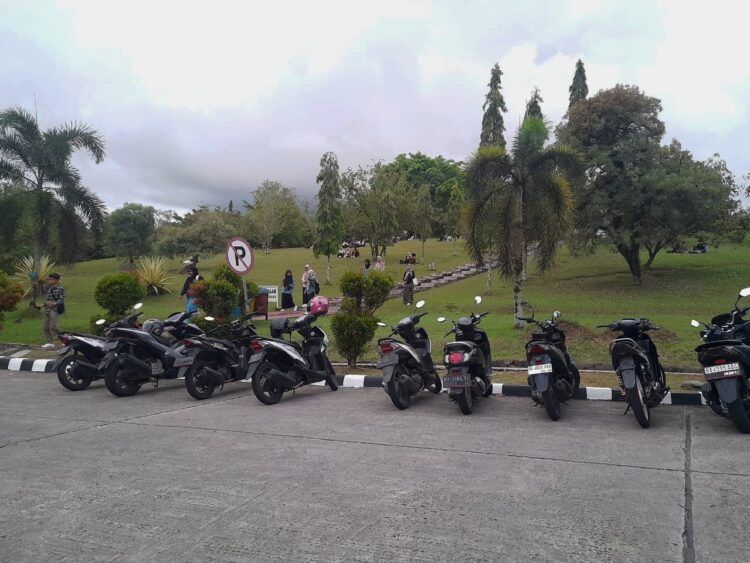 Deretan motor terparkir di area terlarang di sekitar Bundaran Universitas Andalas, meskipun sudah ada tanda larangan parkir yang jelas.