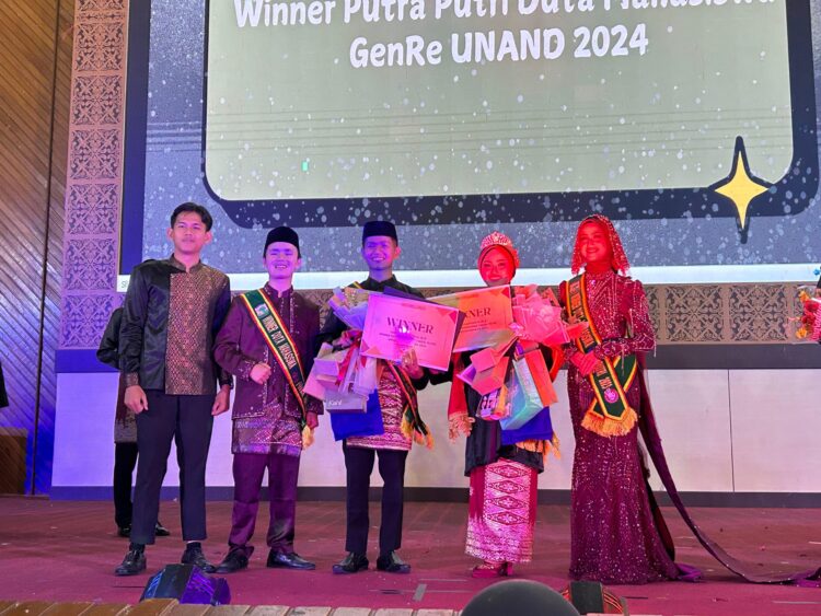 Pemenang Duta Mahasiswa GenRe UNAND 2024/2025 yang diselenggarakan oleh UKM PIKMAG UNAND di Auditorium UNAND pada Sabtu (30/11/2024).
(Genta Andalas/Junivermana Yoga)