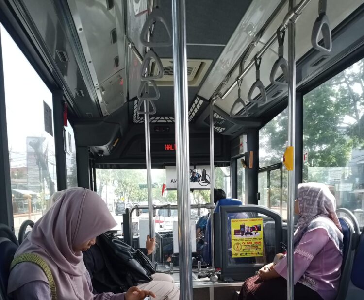 (Suasana di dalam Bus Trans,Padang terlihat penumpang yang fokus pada perjalanan /dok.pribadi)