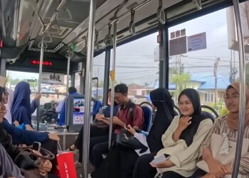(Keramaian Penumpang dalam Bus Trans Padang)