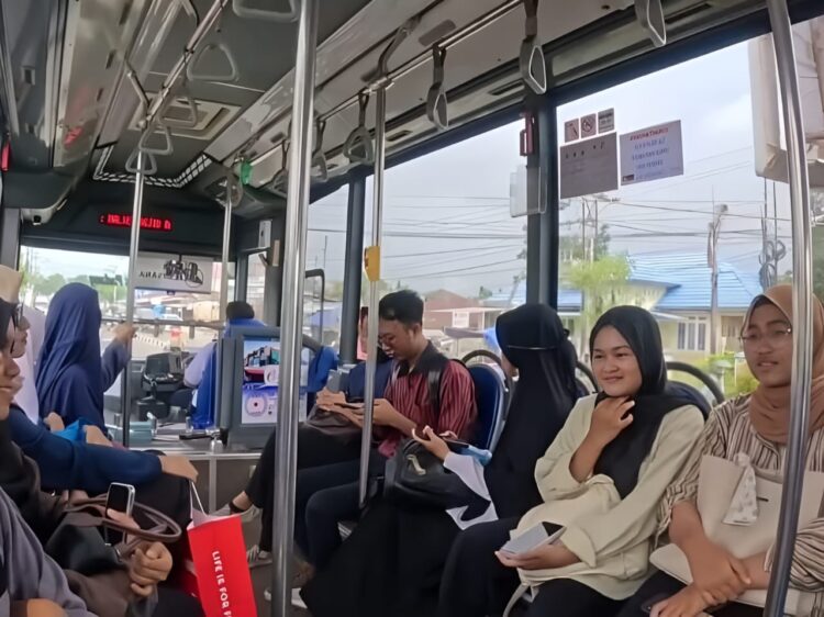 (Keramaian Penumpang dalam Bus Trans Padang)