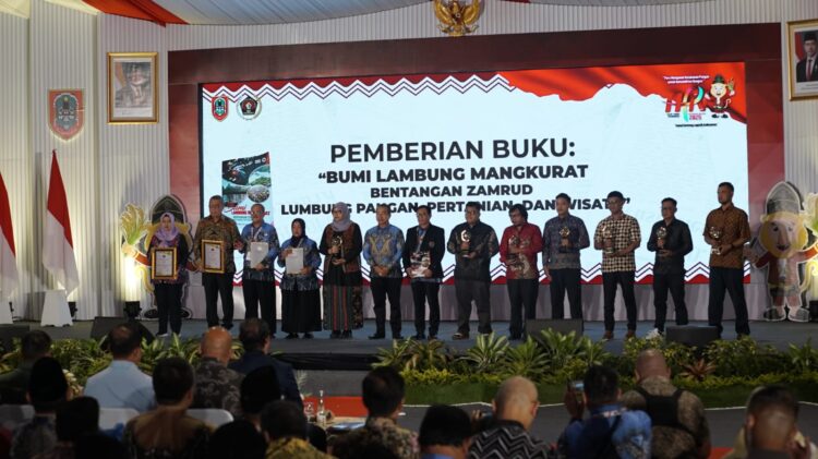 Pemberian Penghargaan Anugerah Adinegoro dan Penghargaan Press Card Number One serta Pena Emas dalam perayaan hari pers nasional, Minggu (9/2/2025) (Tim Kumparan.com)