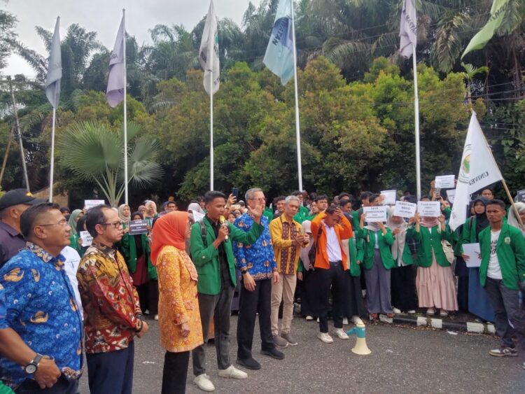 Penyampaian aspirasi oleh Mahasiswa UNAND dan PNP kepada Ketua Komisi X DPR RI yang didampingi Rektor UNAND dan Direktur PNP di Depan Gerbang Kampus UNAND Limau Manis, pada Senin (17/2/2025) / Zulkifli Ramadhani