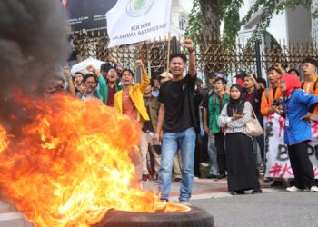 Mahasiswa Bakar Ban di Depan DPRD Sumbar, Suarakan Penolakan terhadap Pemangkasan Anggaran!