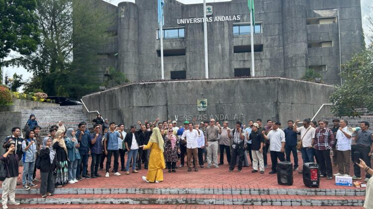 mengheningkan cipta oleh para dosen dan mahasiswa bentuk keprihatinan terhadap kondisi bangsa, Selasa (25/2/2025) /Junivermana Yiga