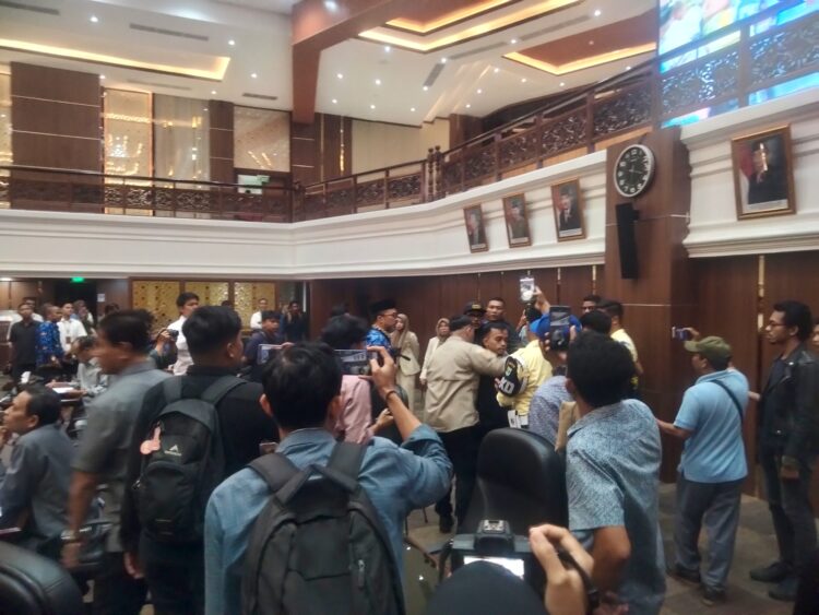 Aksi  Masyarakan Silpil Memadati  Gedung DPRD Sumbar Terkait Protes Rapat Paripuna Ranperda/ Zulkifli Ramadhani