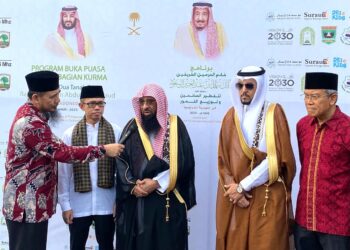 Kegiatan Press Conference kedatangan Syaikh Ahmad bin Isa Al-Hazimi, Atase Agama Kedutaan Besar Arab Saudi di Indonesia bersama rekannya, dalam Program Buka Puasa Bersama dan Pembagian Kurma di Auditorium Universitas Andalas, Sabtu (8/3/2025) (Latifah Maratus Sholihah)