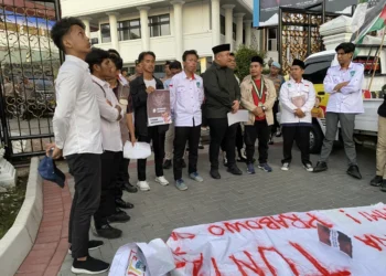 Wakil Ketua DPRD Sumbar menemui massa aksi (Jovina Naila)