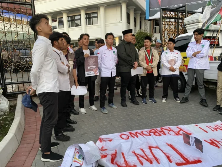 Wakil Ketua DPRD Sumbar menemui massa aksi (Jovina Naila)