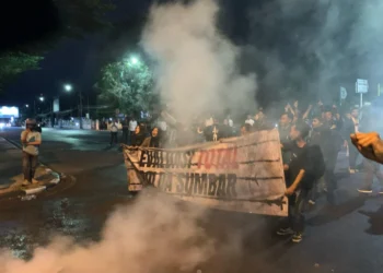 6. Massa aksi membentangkan spanduk bertuliskan “evaluasi total polda sumbar” sebagai respon penembakan water canon, Senin (21/4/2025)
(Oktavia Ramadhani