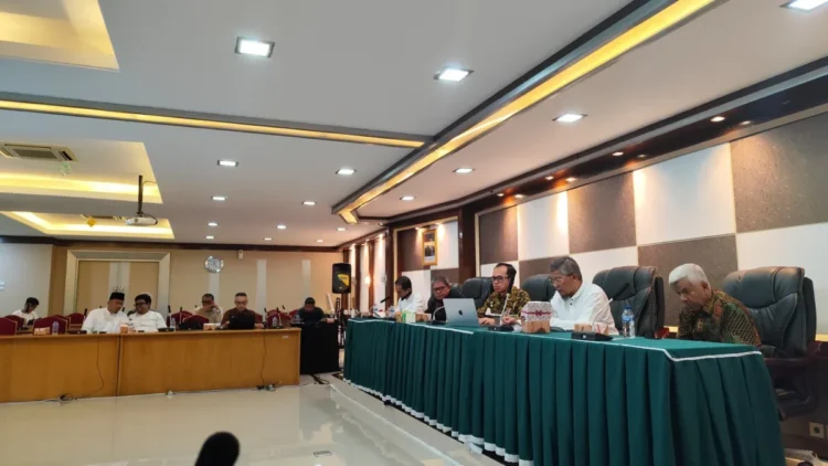 Rektor Universitas Andalas beserta jajaran mengadakan pertemuan untuk mendengarkan keluhan sejumlah Ormawa mengenai fasilitas dan pendanaan