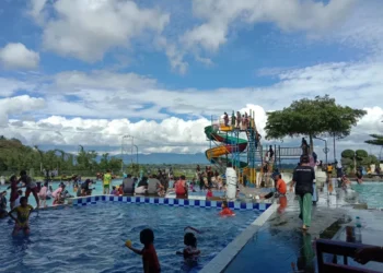 Suasana kolam mandi sikabu yang ramai dikunjungi oleh wisatawan saat libur panjang / Zahra Nurul Aulia