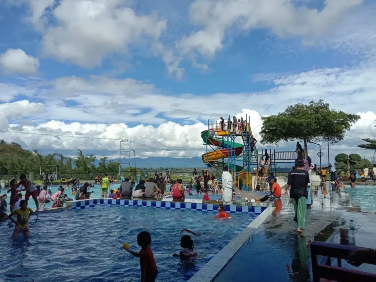 Suasana kolam mandi sikabu yang ramai dikunjungi oleh wisatawan saat libur panjang / Zahra Nurul Aulia