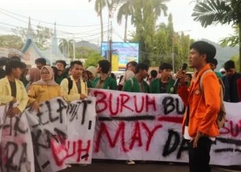 Orasi dari Menteri Koordinator Pergerakan BEM KM PNP dalam Mei Melawan Aksi dari Aliansi BEM SB, Pada Senin (5/5/2025) (Zulkifli Ramadhan)