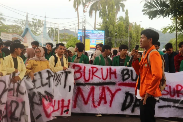 Orasi dari Menteri Koordinator Pergerakan BEM KM PNP dalam Mei Melawan Aksi dari Aliansi BEM SB, Pada Senin (5/5/2025) (Zulkifli Ramadhan)