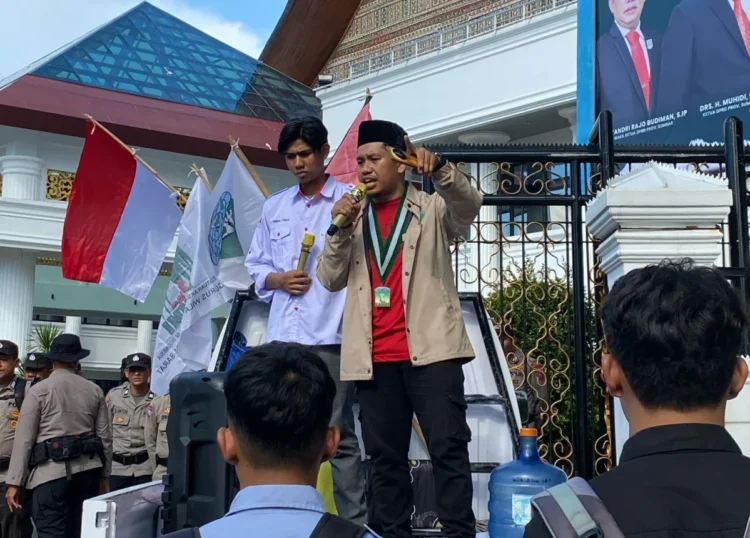 Ketua Umum PW KAMMI Sumbar, Jeni Mandala Saputra, melakukan orasi di depan gedung DPRD Sumatera Barat, Selasa (29/4/2025)  (Jovina Naila)