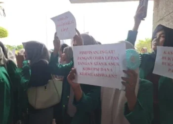 Unjuk rasa yang dilakukan sejumlah mahasiswa di depan gedung rektorat