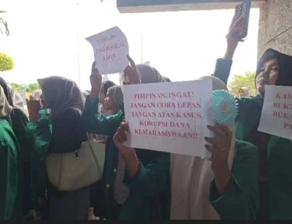 Unjuk rasa yang dilakukan sejumlah mahasiswa di depan gedung rektorat