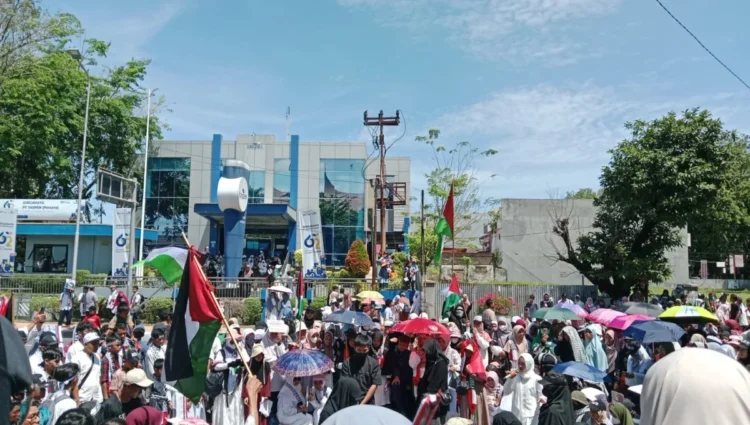Massa turun ke jalan dan aksi solidaritas bela Palestina (OKtavia Ramadhani)