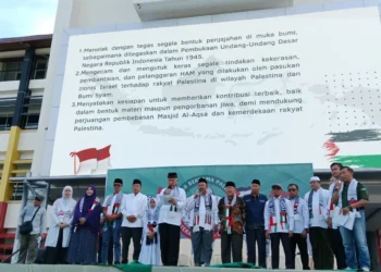 Tokoh Sumbar menyuarakan dukungan penuh untuk Palestina dalam pembacaan pernyataan sikap di halaman Kantor Gubernur Sumbar, Minggu (4/5/2025) Oktavia Ramadhani