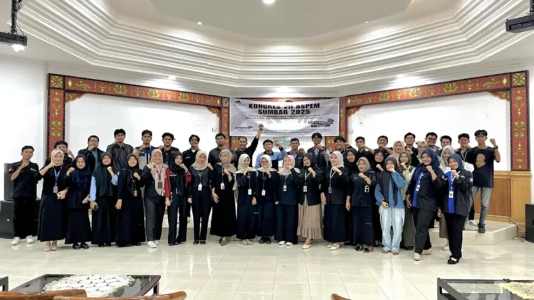 Foto bersama peserta Kongres VII Aspem Sumbar 2025 yang digelar di Gedung Seminar E Universitas Andalas, Senin (12/5/2025).