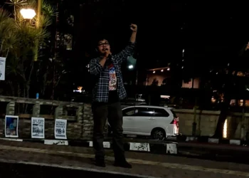 Salah satu peserta menyampaikan orasi terhadap penyiksaan yang dilakukan oleh aparat penegak hukum hingga saat ini, pada Sabtu (28/6/2025) (Genta Andalas/Fadhilatul Husni)

 