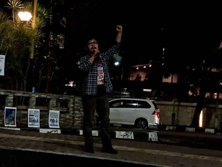 Salah satu peserta menyampaikan orasi terhadap penyiksaan yang dilakukan oleh aparat penegak hukum hingga saat ini, pada Sabtu (28/6/2025) (Genta Andalas/Fadhilatul Husni)

 