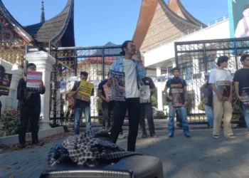 Penyampaian orasi oleh massa aksi di depan kantor DPRD Provinsi Sumatera Barat  untuk memperingati Hari Anti Penyiksaan Internasional pada Kamis (26/6/2025)
(Genta Andals/Auryn Dzakirah)
