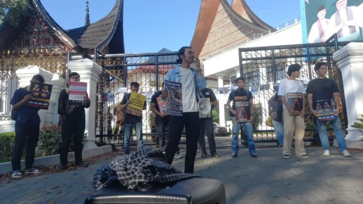 Penyampaian orasi oleh massa aksi di depan kantor DPRD Provinsi Sumatera Barat  untuk memperingati Hari Anti Penyiksaan Internasional pada Kamis (26/6/2025)
(Genta Andals/Auryn Dzakirah)
