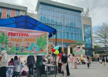 Potret kemeriahan suasana Festival Hari Anak yang diselenggarakan oleh Komunitas Aruna di halaman Kantor Dinas Pemberdayaan Perempuan dan Perlindungan Anak (DPPA) Kota Padang. Pada Car Free Day (CFD) pada Minggu pagi (29/6/2025) (Oktavia Ramadhani)
