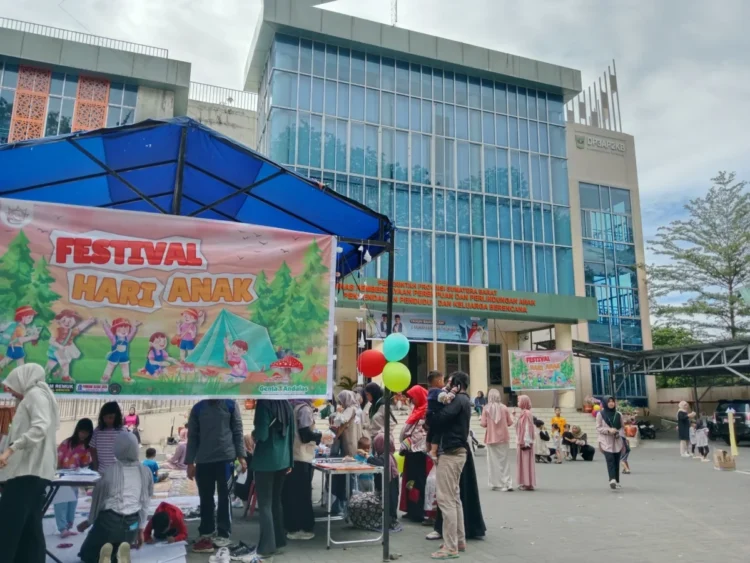 Potret kemeriahan suasana Festival Hari Anak yang diselenggarakan oleh Komunitas Aruna di halaman Kantor Dinas Pemberdayaan Perempuan dan Perlindungan Anak (DPPA) Kota Padang. Pada Car Free Day (CFD) pada Minggu pagi (29/6/2025) (Oktavia Ramadhani)
