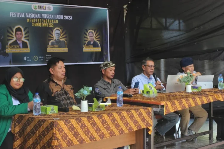 Penyampaian materi dalam rangkaian Seminar Festival Nasional Wisran Hadi ll di MNB FIB UNAND pada Jumat (4/7/2025) (Genta Andalas/Pitri Yani)