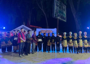 Penyerahan Sertifikat oleh Dinas Pariwisata Kota Padang kepada para peserta dan pengisi acara Nongkrong Kreatif yang digelar Sabtu (5/7/2025) (Genta Andalas/Zaki Latif Bagia Rahman)